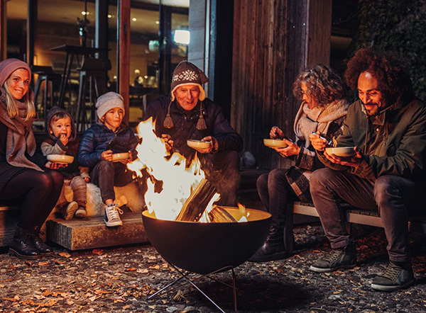 Eine Familie sitzt um BOWL herum