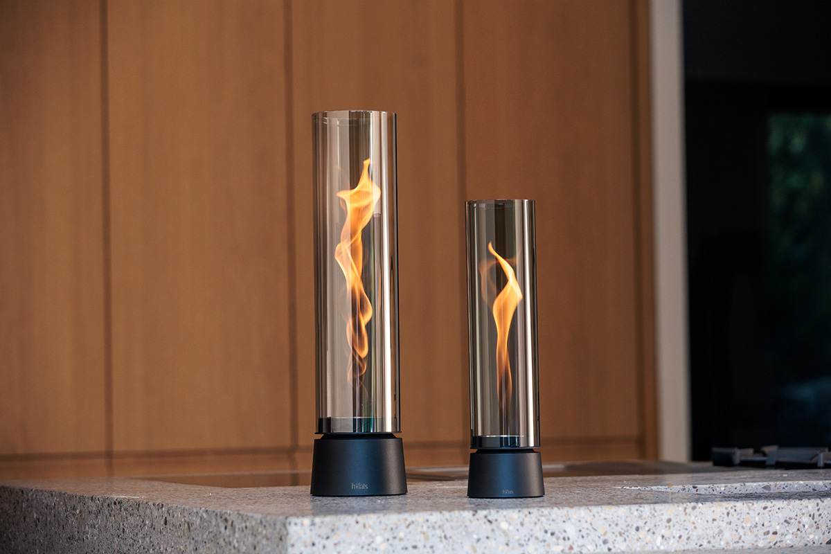 SPIN air 900 Tabletop Fireplace all black SPIN air 900 und SPIN air 1200 jeweils in matt schwarz stehen auf Küchenarbeitsplatte.