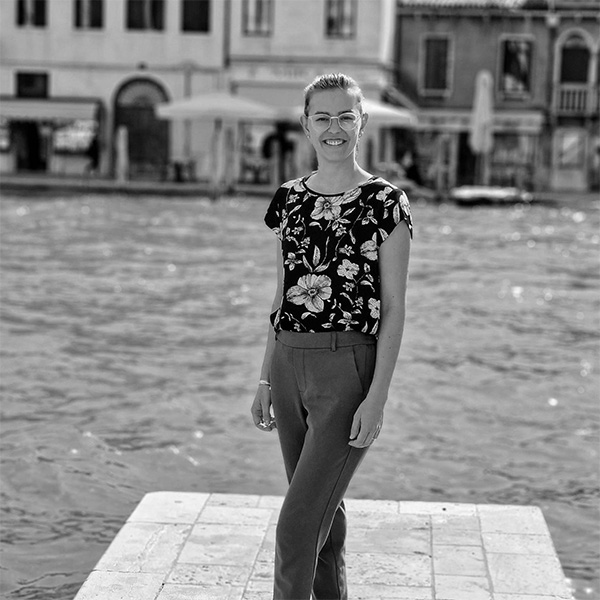 Eine Frau am Wasser auf einem Steg