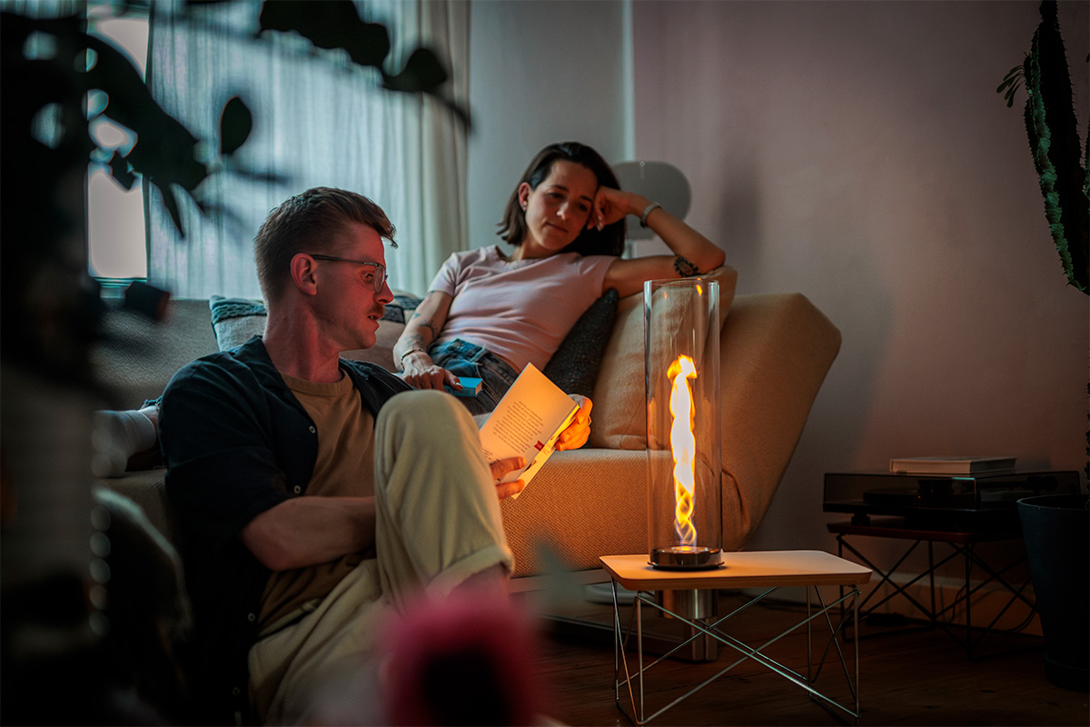 SPIN air 900 Built-in A depiction of a woman sitting at a table with a spin, featuring the 00975 Spin Air 1200 built-in as a central and purposeful element.
