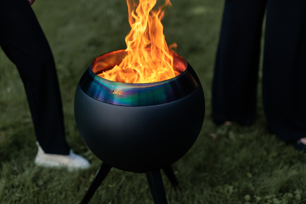 MOON 45 all black Fire Basket with high stand MOON mit niedrigem Fuß mit Düse, die eine Patina mit Farbverlauf entwickelt hat.