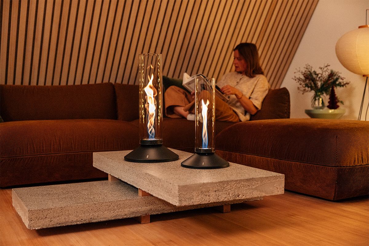 SPIN X 900 Tabletop Fireplace black SPIN X auf einem Wohnzimmertisch