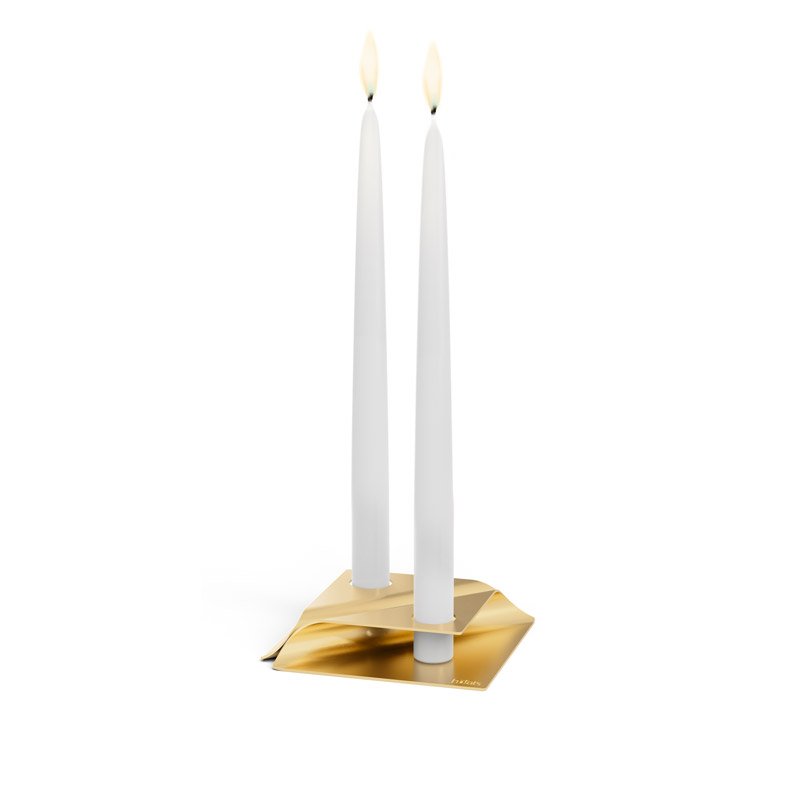 SQUARE CANDLE Candleholder Set gold The photo presents a white candle with a gold base, with the SQUARE CANDLE Candleholder gold.