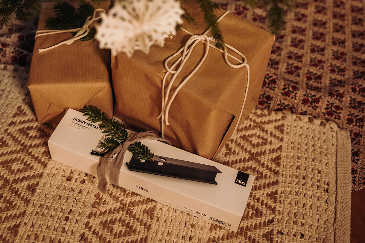 The 00663 Henry Metal II black is shown next to wrapped christmas presents, creating a stylish and accessible visual.