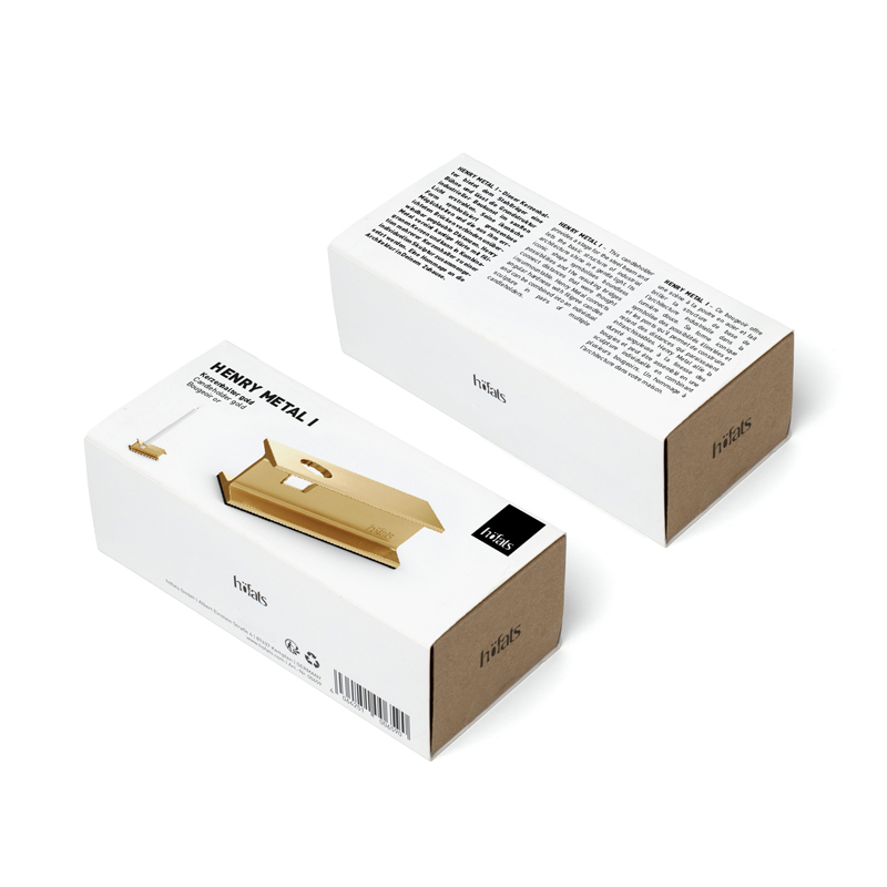 An inviting scene highlights the Henry Metal I Gold Packaging, blending effortlessly into its surroundings.