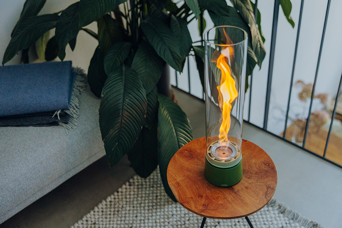 SPIN air 900 Tabletop Fireplace enamel green Scene showing a small table with a SPIN on it, where the 00819 Spin Air 1200 Tablefire Emaille green stands out for its practical elegance.